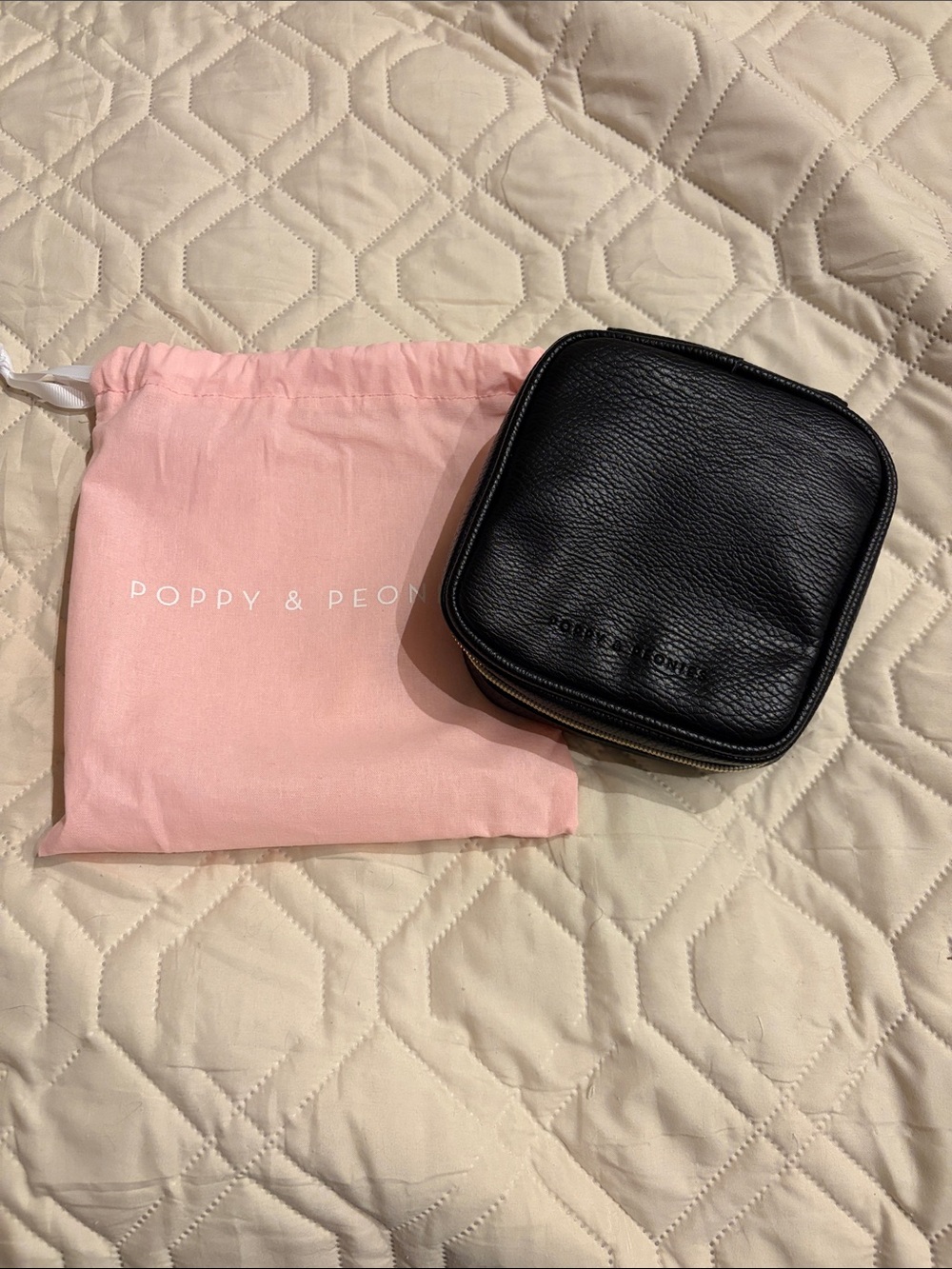 Poppy & Peonies The Teched Out Case black - NWOT